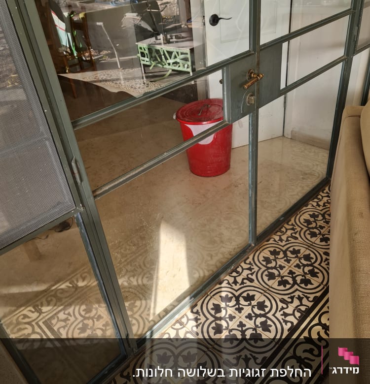 דלת זכוכית עם מסגרת מתכת ומנעול זהב